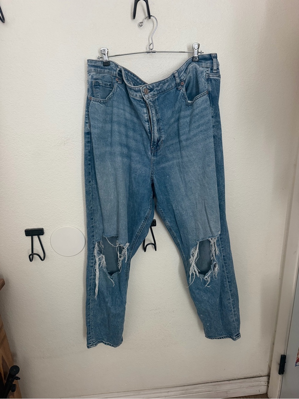 American Eagle Outfitters Light Blue Distressed Boyfriend Jeans